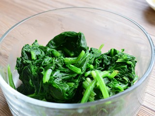 8、#咸食#果仁菠菜,攥干水份，切段