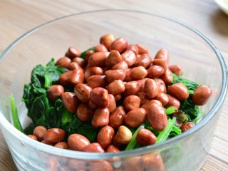 9、#咸食#果仁菠菜,加入熟花生