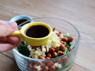 11、#咸食#果仁菠菜,加生抽