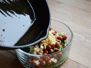 14、#咸食#果仁菠菜,倒入花椒油