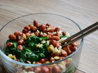 15、#咸食#果仁菠菜,拌匀即可