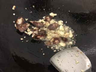 3、四川辣肠芥菜芯,四川辣肠和蒜姜一起爆炒