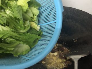 4、四川辣肠芥菜芯,加入菜、翻炒