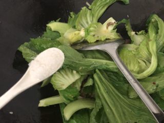 5、四川辣肠芥菜芯,加入一匙糖翻炒
