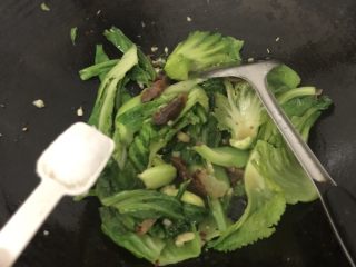 6、四川辣肠芥菜芯,加入一匙盐翻炒