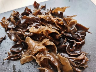 5、韭菜炒豆腐,洗干净的木耳切成丝。