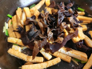 9、韭菜炒豆腐,然后放入木耳。