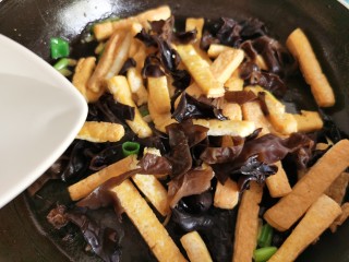 10、韭菜炒豆腐,这时候的豆腐有点干干的，要加上少许的水，用水滋润豆腐使之变得软嫩。