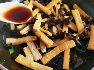 11、韭菜炒豆腐,然后加入一勺蚝油和少许生抽。