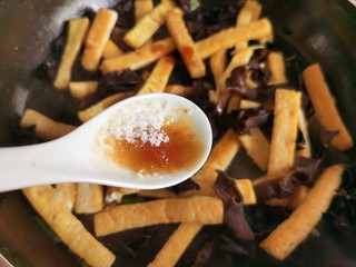 12、韭菜炒豆腐,再加入一点点的白糖翻炒。不喜欢放糖的这步可以略过。