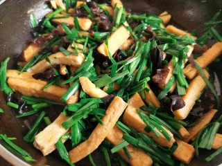 14、韭菜炒豆腐,韭菜不要炒时间长了，稍微炒两下关火即可。