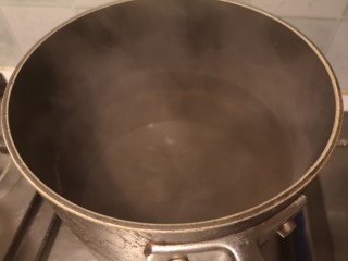 1、凉拌螺旋藻,锅内水烧开。