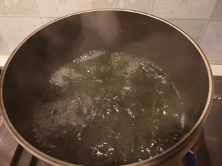 3、凉拌螺旋藻,下到烧开的水中。