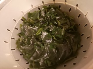 4、凉拌螺旋藻,煮一小下就捞出。用凉水焯一下，控干水分。