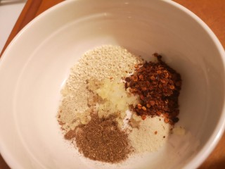 5、凉拌螺旋藻,蒜泥，盐。花椒粉，芝麻，辣椒粉，装到一个碗里。