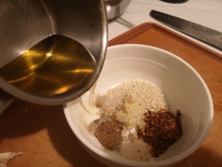 6、凉拌螺旋藻,加热油，把它搅拌均匀。之后再加生抽，醋。