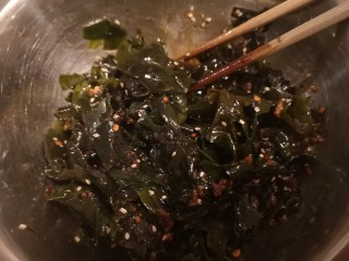 7、凉拌螺旋藻,把调好的汁倒入螺旋藻中，再淋上香油。