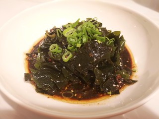 8、凉拌螺旋藻,最后撒上葱花儿，美味的螺旋藻凉菜。