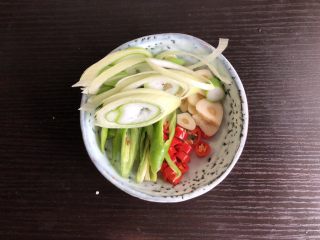 3、干锅菜花,葱，杭椒，朝天椒切段，蒜切丝，猪肉切片备用