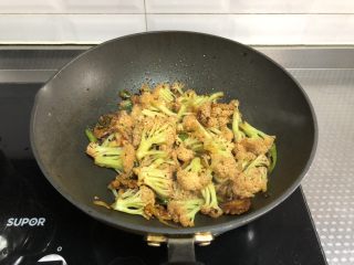 9、干锅菜花,倒入菜花翻炒至断生