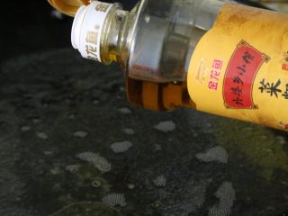 3、武汉热干面,放少许食用油。