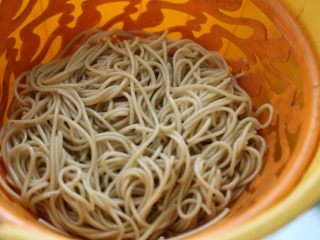 5、武汉热干面,面捞起，冲凉水后沥干水分。