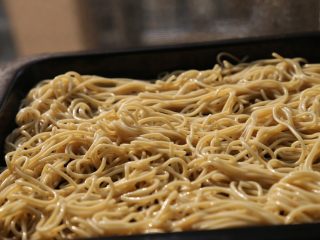 6、武汉热干面,在沥干水分的面条上撒上少许食用油，拌匀，防止面条粘连。