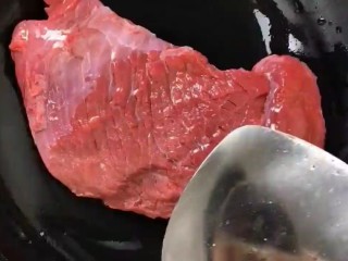 1、麻辣牛肉干,准备一块性感的牛肉洗净