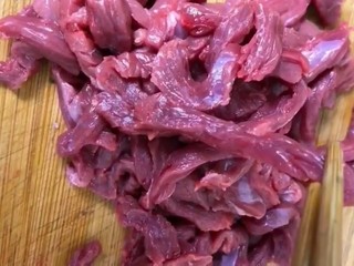 2、麻辣牛肉干,切成条