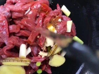 3、麻辣牛肉干,加入葱姜，料酒，盐，鸡精，胡椒粉，酱油，料酒