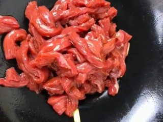 4、麻辣牛肉干,抓拌均匀腌制一下