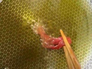 5、麻辣牛肉干,油温七成热下锅炸