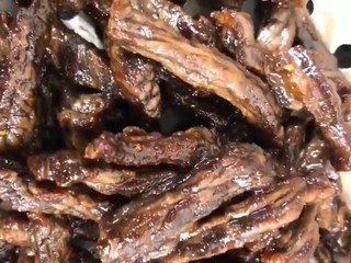 6、麻辣牛肉干,炸至干巴控油