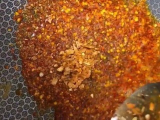 7、麻辣牛肉干,锅留底油加入孜然粉，辣椒粉，白芝麻，烧烤料炒一下