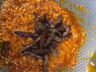 8、麻辣牛肉干,下入牛肉条翻拌均匀出锅即可