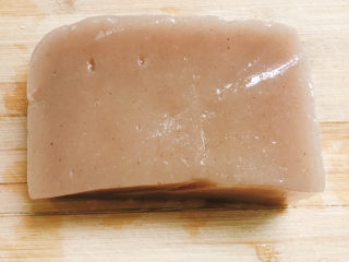 1、麻辣魔芋,准备好一块魔芋