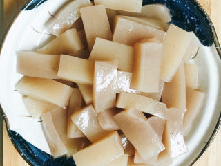 2、麻辣魔芋,切成块