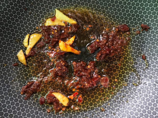 4、麻辣魔芋,放入郫县，豆瓣酱炒香。