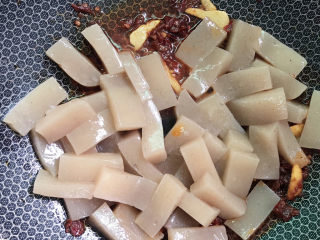 5、麻辣魔芋,放入魔芋