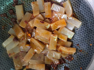 6、麻辣魔芋,翻炒均匀。