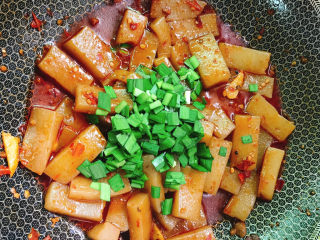 13、麻辣魔芋,韭菜碎放入锅中。