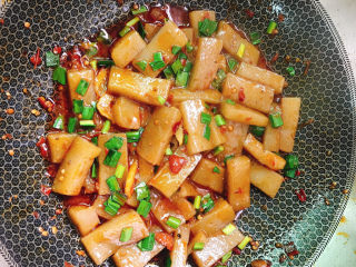 14、麻辣魔芋,放冰糖翻炒2分钟。