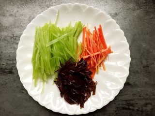 2、糖醋菜+家常鱼香肉丝,将三种配菜切丝备用。