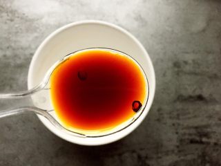 4、糖醋菜+家常鱼香肉丝,另取碗加入一勺生抽、一勺醋、一勺白糖、一勺清水调匀备用。