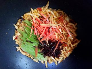 8、糖醋菜+家常鱼香肉丝,放入三种配菜翻炒片刻。