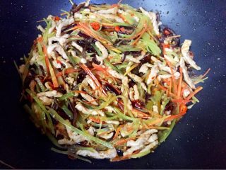 9、糖醋菜+家常鱼香肉丝,浇入糖醋汁翻炒片刻。