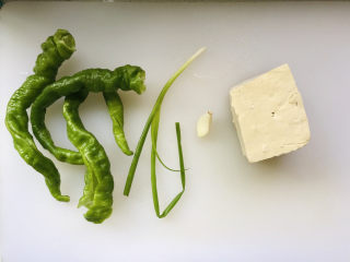 1、青椒炒豆腐,所有用到的食材都在这里了;