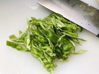 2、青椒炒豆腐,青椒斜切成丝或者切段;