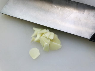 4、青椒炒豆腐,大蒜切片;