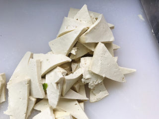 5、青椒炒豆腐,豆腐切成自己喜欢的形状;